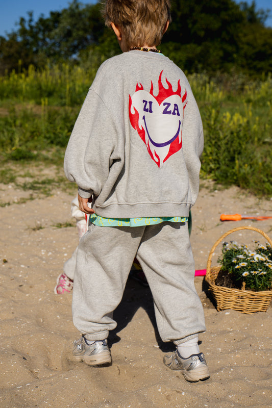 Kid wearing the ZIZA CLUB Sweater ON FIRE Pepper, a grey melange oversized kids sweater