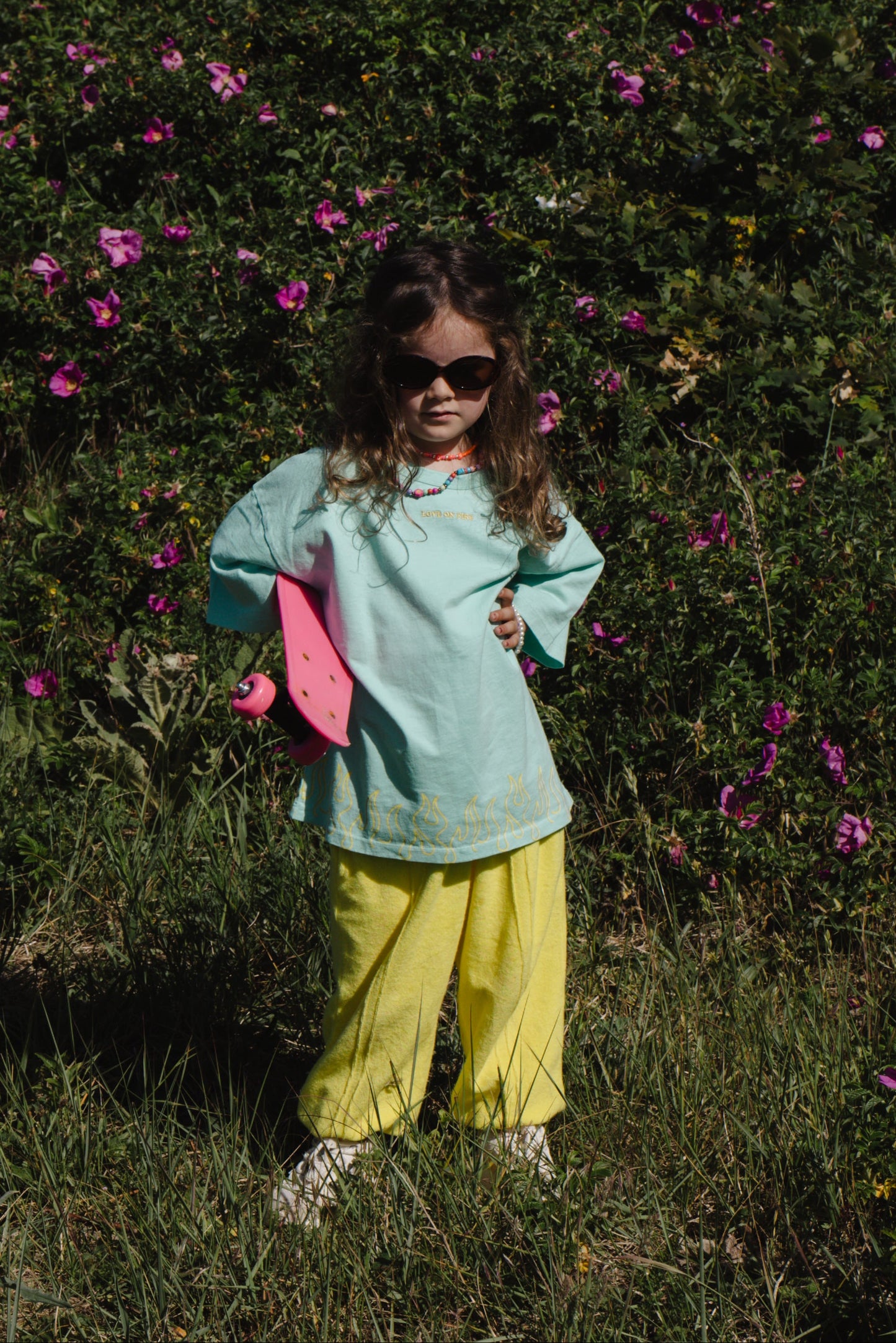 Kid wearing the ZIZA CLUB Jogger CLOUD Lemon, yellow kids joggers in a soft velvet-like fabric
