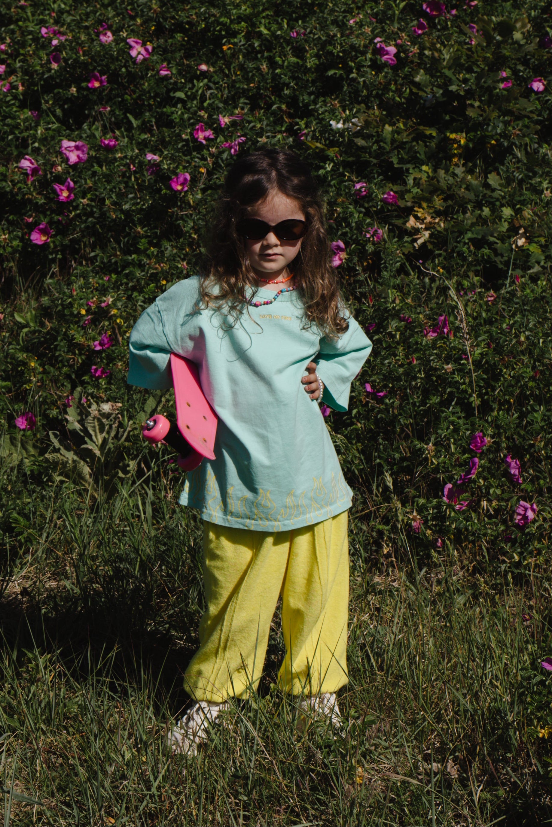 Kid wearing the ZIZA CLUB Jogger CLOUD Lemon, yellow kids joggers in a soft velvet-like fabric