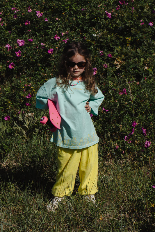 Kid wearing the ZIZA CLUB Jogger CLOUD Lemon, yellow kids joggers in a soft velvet-like fabric