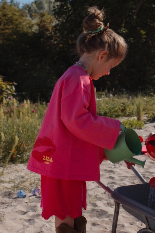 Kid wearing the ZIZA CLUB LS LOVE YOU Bubble, a pink oversized kids longsleeve with LOVE YOU embroidery
