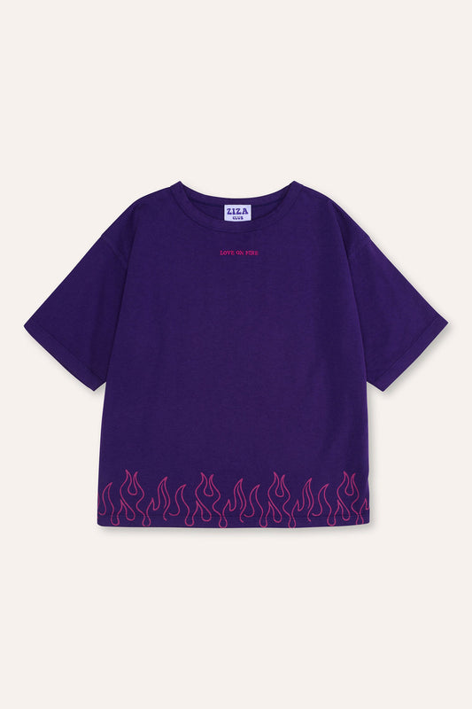 Kid wearing the ZIZA CLUB Tee LOVE ON FIRE Blackberry, an oversized kids t-shirt with a flame print hem