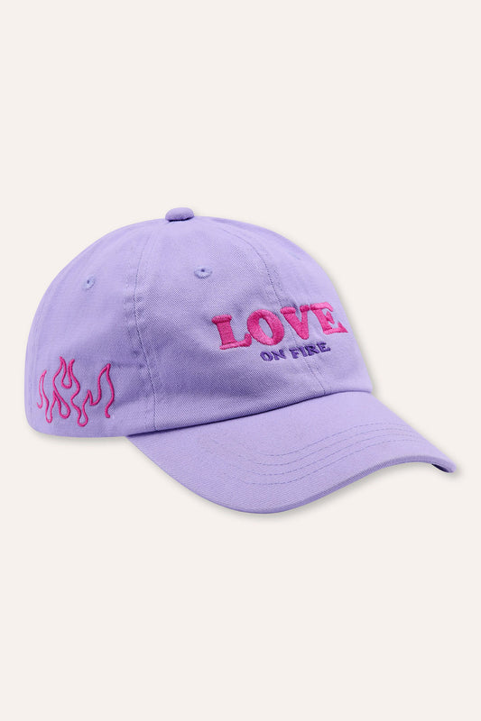 ZIZA CLUB Cap LOVE ON FIRE Sugarplum, a lilac kids cap with LOVE ON FIRE embroidery